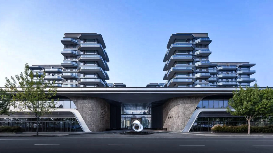 當銀灰鋁板遇見西安天際線！寶潤達科技幕墻如何讓建筑擁有「超流體美學」？